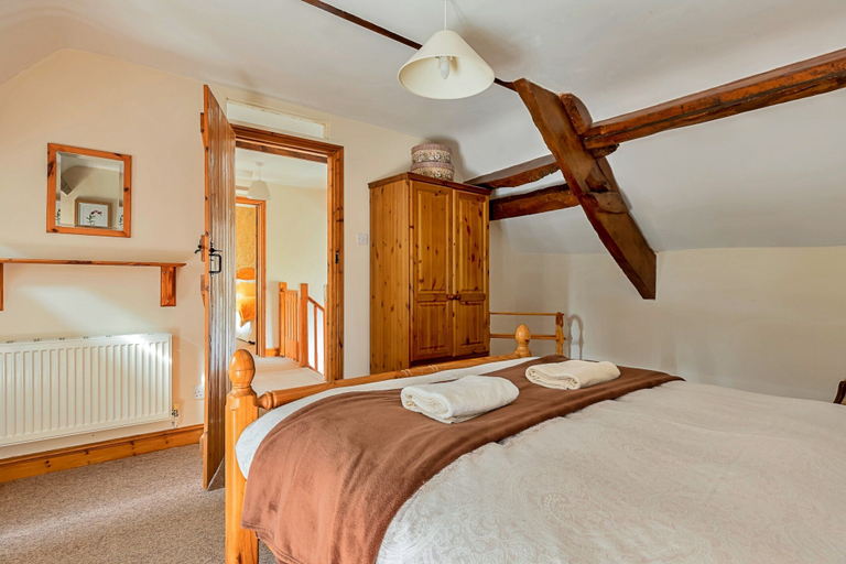 Room 2, Spacious Cottage in North Cheriton, No Deposit, Somerset