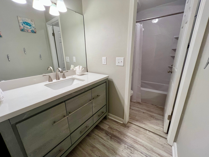 Interior 3, Bayou 565 - Panhandle Paradise, Cobb