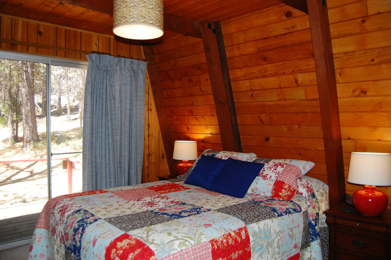 Bedroom 2, Manzanita Lodge, Mariposa