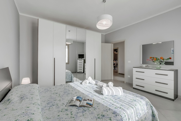Room 2, Casa Nadia 1.2 Km From Sea With Terrace & Parking, Massa Carrara