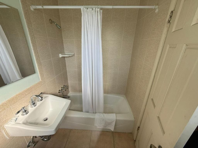 Bathroom 5, El Rancho Motel - Pasadena, Los Angeles