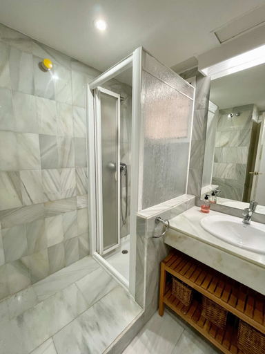 Room 5, Easy Parking Poolside 2 Bedroom F-5, Málaga