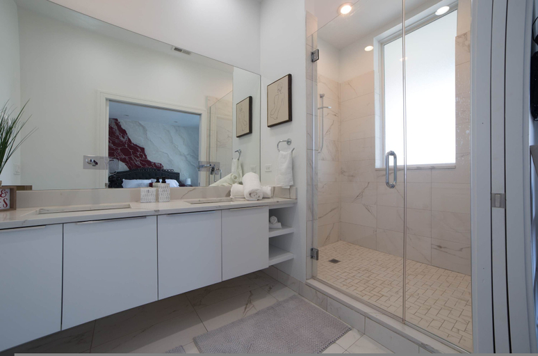 Room 3, 4-bedroom Condo by West Town w Balcony Parking, Cook