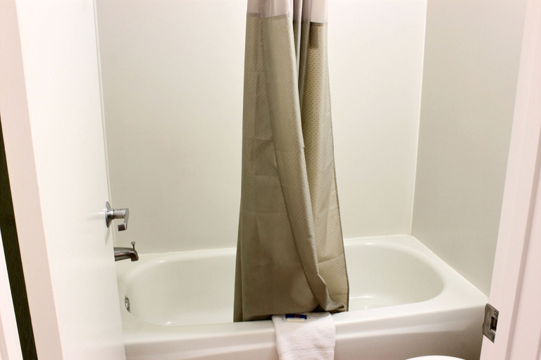 Bathroom 3, Motel 6 Coalinga, CA - East, Fresno
