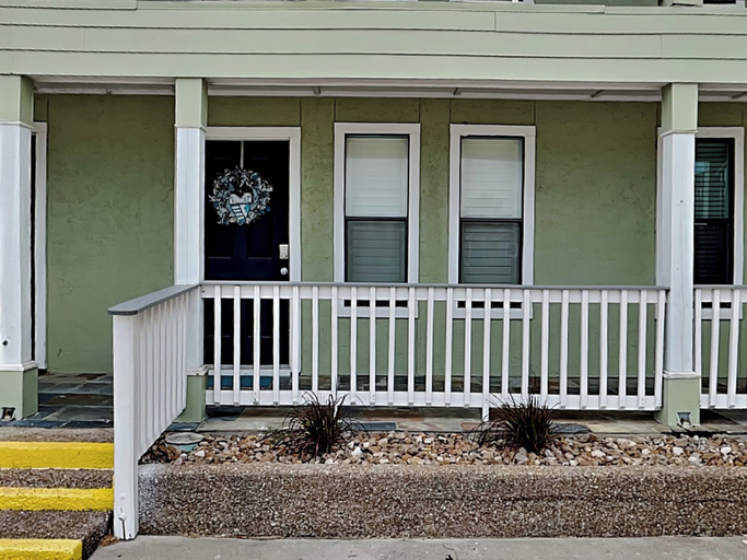 Exterior & Views 2, Mermaids Den by Miss Kitty’s, Aransas