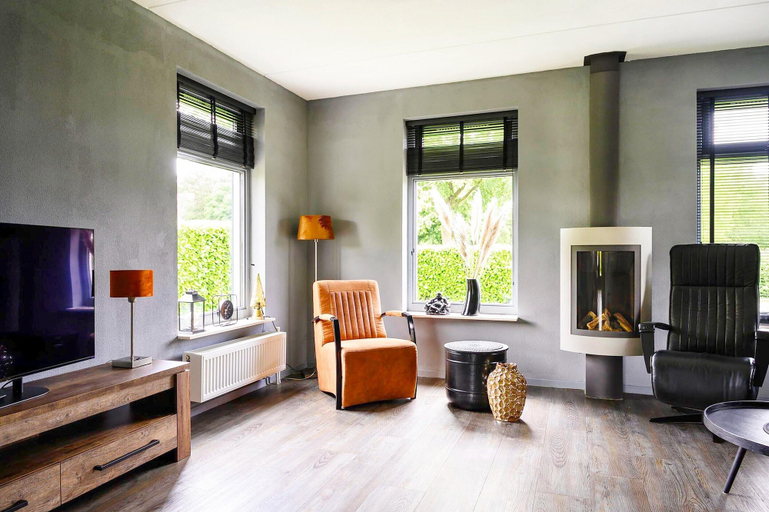 Living room 4, Detached Holiday Home With Jetty and Outdoor spa, Vlagtwedde