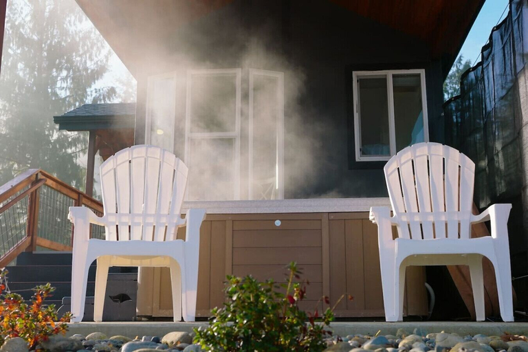 Interior 3, Skyriver Escape Riverfront With Hot Tub, Snohomish