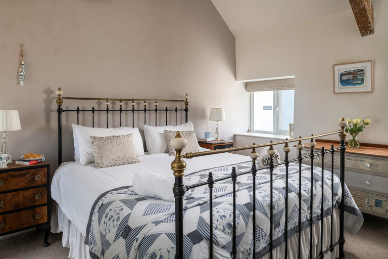 Room 4, Coastal Retreat on Wales Path With Sea Views, Gwynedd
