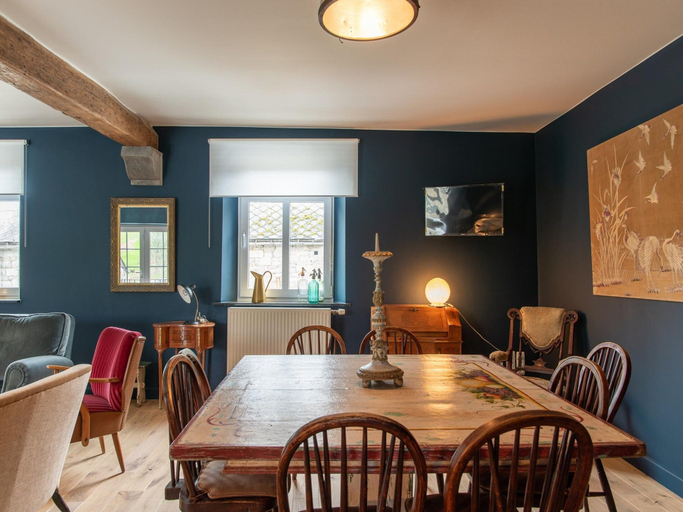 Dining 5, Spacious Holiday Home With Sunny Terrace, Namur