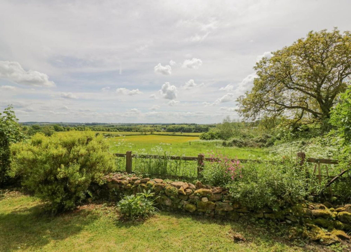 View from property 3, Shepherd's Hut Near Cotswolds & Sky Dive Fun, Northamptonshire