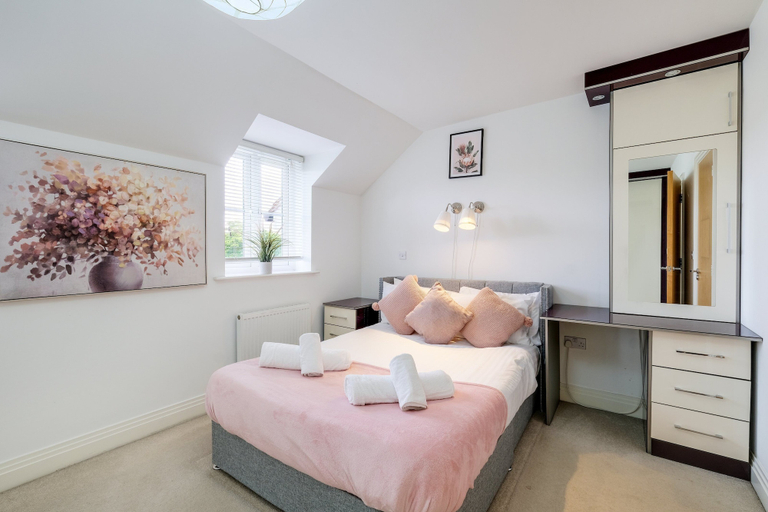 Room 4, Foxherne 6 Bed & 3 Bath Serviced Hse -20, Slough