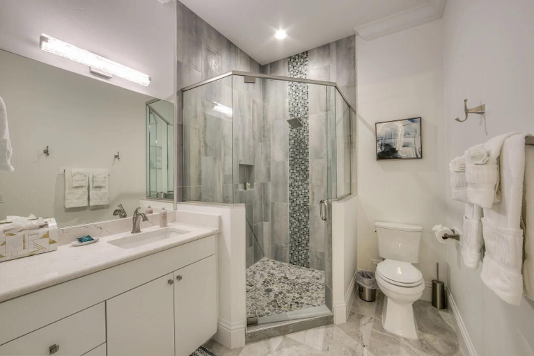 Bathroom 5, Blue Paradise, Lee