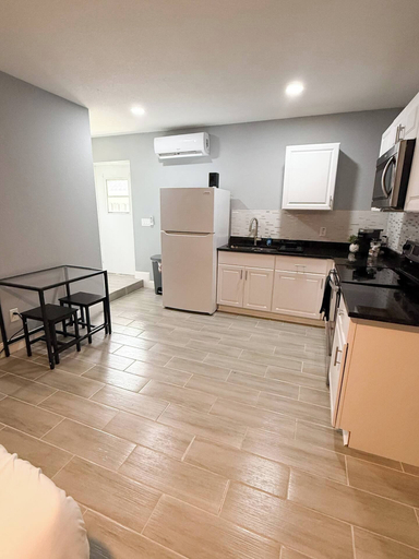 Private kitchen 5, Cozy Modern Studio, Seminole