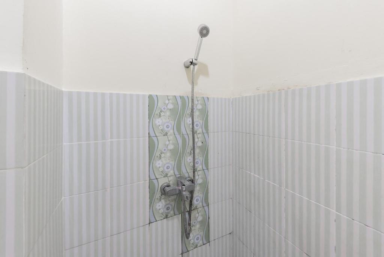 Bathroom 4, Reddoorz @ HSP Guest House Samarinda, Samarinda
