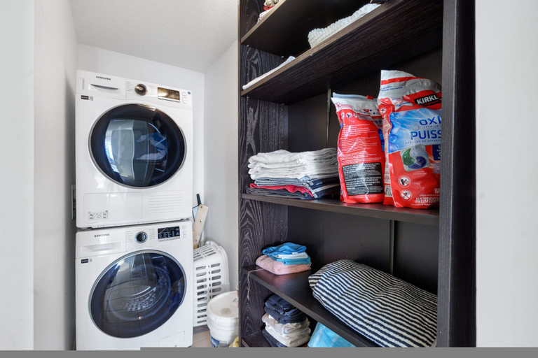 Room 5, Luxe 2BR Condo w Skyline Views In-suite Laundry, Greater Vancouver