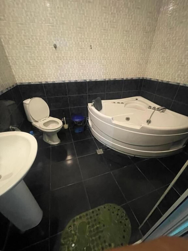 Bathroom 2, Aero Hotel