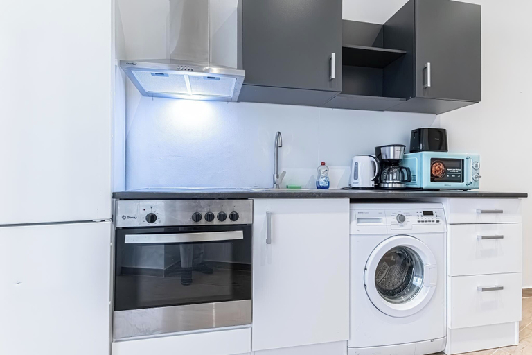 Private kitchen 3, Chic 1BR Apt Walk to Vienna Sights, Wien
