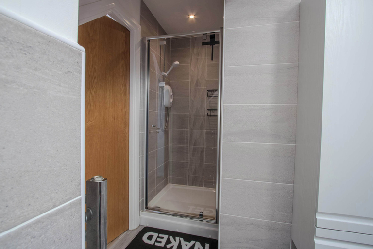Room 4, Modern 2-bed House In Swinton - Private Parking, Salford
