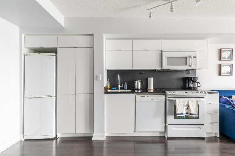 Room 2, Toronto. 21 Iceboat 17floor, Toronto