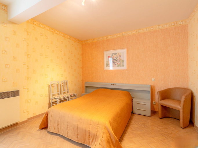 Room 2, Spacious Pleasant Flat Located on the Seafront, West-Vlaanderen