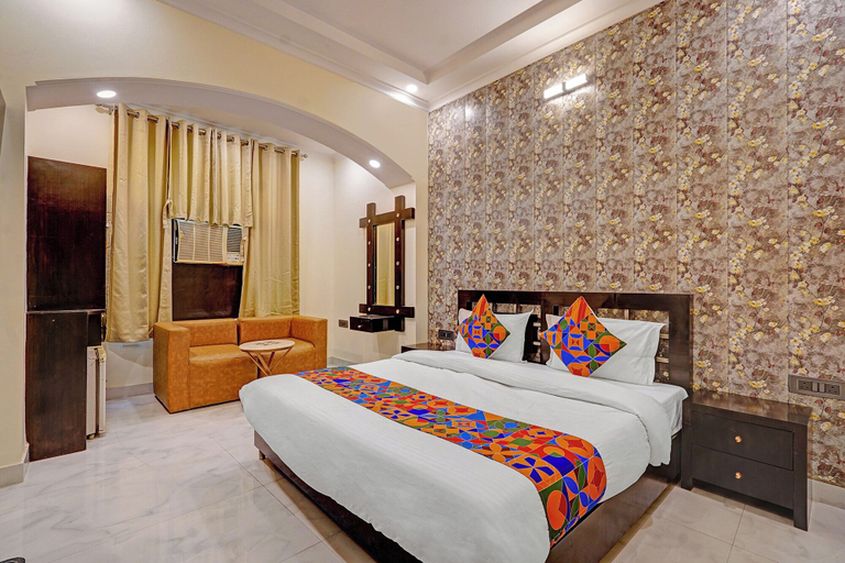 Room 3, Via Crown DX, Delhi