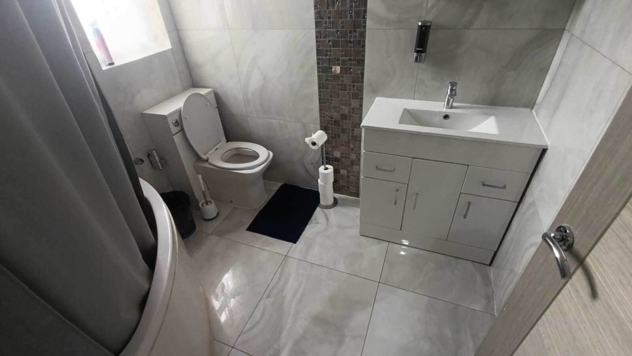 Bathroom 4, Tooting Stays, London