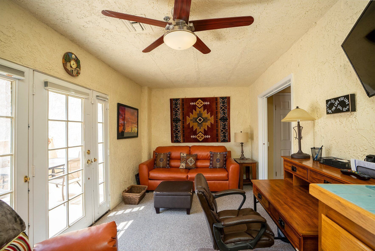 Interior 3, Sweet Town Home on the Island, Mohave