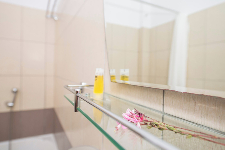 Bathroom 3, 1- bed apt Near Black Beach-sleeps 4-parking, South Aegean