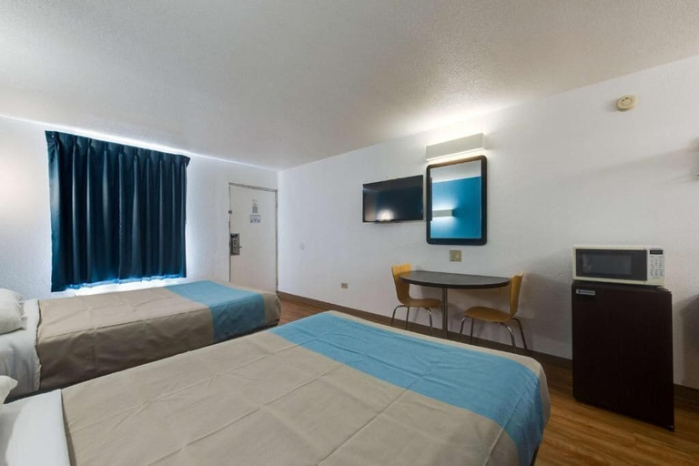 Bedroom 3, Motel 6 Kingston, TN, Roane