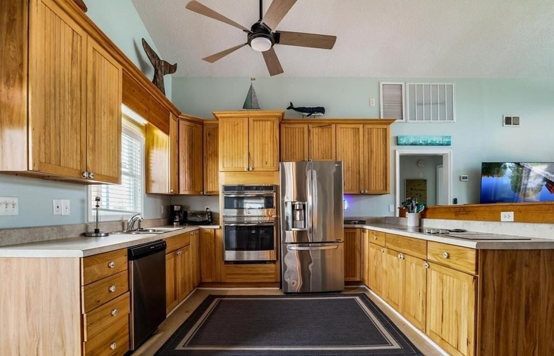 Private kitchen 4, Changes In Latitude 6 Bedroom Home by RedAwning, Brunswick