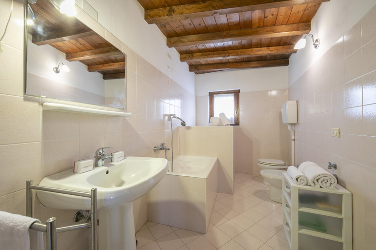 Bathroom 5, Sergio Il Gufo Apartments, Brescia