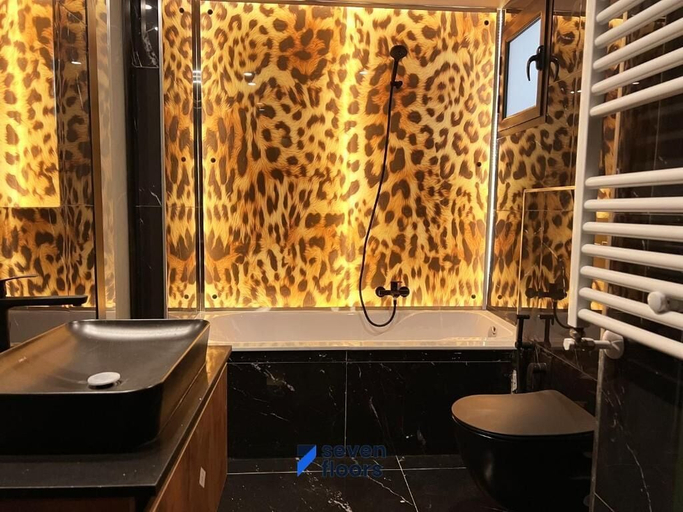 Bathroom 2, Seven Floors, Bouhaira