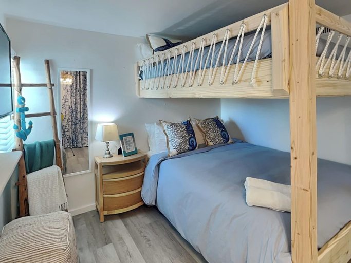Bedroom 2, The Wave Cave by Silver Sands Vacation Rentals, Nueces