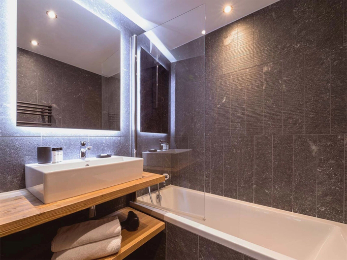 Bathroom 2, Refined Alpine Escape Near Mont Blanc, Haute-Savoie