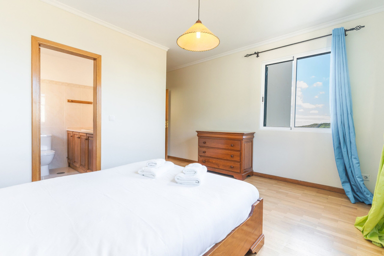 Room 2, Sunrising Apartment by Atlantic Holiday, Santa Cruz