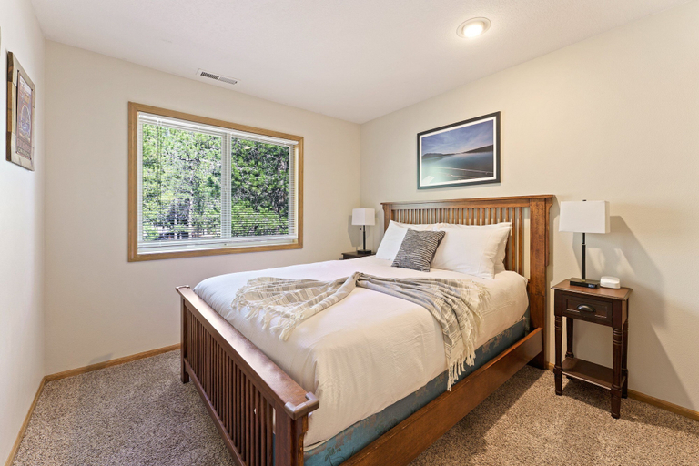 Interior 2, Hot Tub Getaway With Ping Pong & Sharc Passes, Deschutes