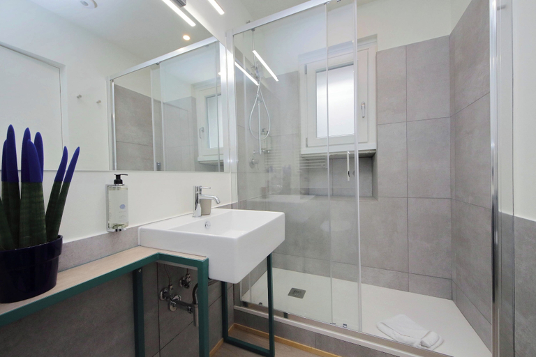 Bathroom 5, Proja Housing Romagnosi 20, Rome