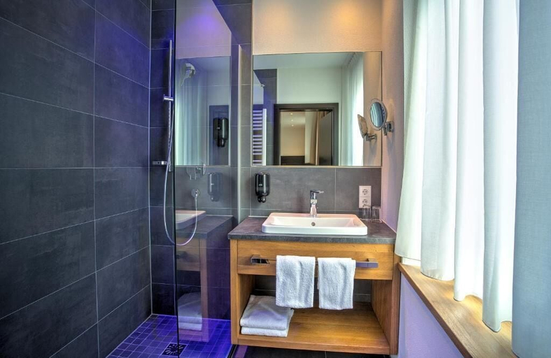 Bathroom 5, Hotel am Hafen, Cochem-Zell