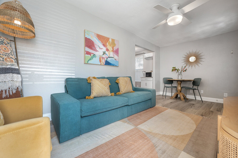 Living area, 2501 W North B St, Unit 7, Hillsborough