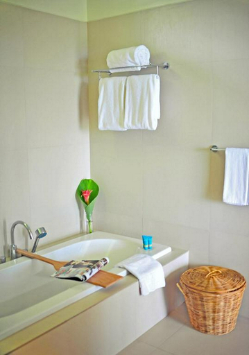 Bathroom 5, Costa Pacifica Baler, Baler