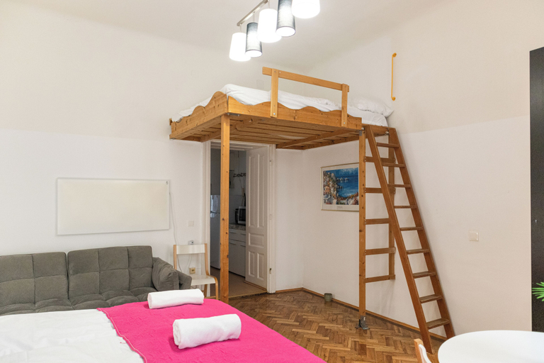 Interior, Affordable 1BR Flat for 5 Near Belvedere, Wien