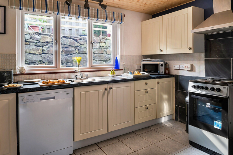 Private kitchen 5, Cottage in Snowdonia With Mountain Views, Gwynedd