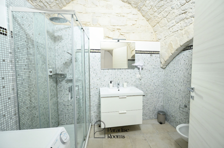 Bathroom 3, Paradise Rooms, Bari