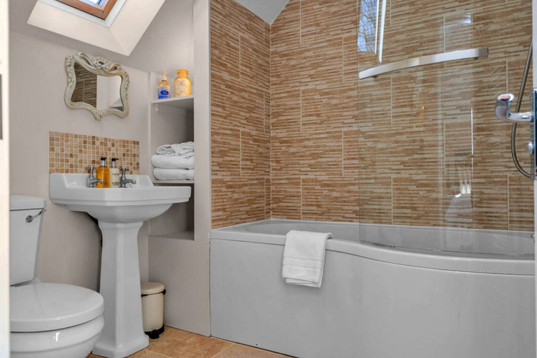 Bathroom 5, Beautiful Cottage Near River Tweed, No Deposit, Scottish Borders