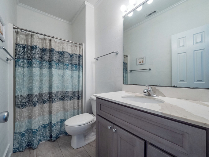 Bathroom, Green Dolphin by Topsail Realty, Pender