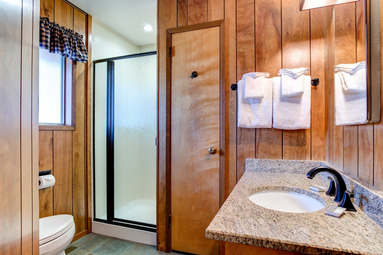 Bathroom 3, Robin's Nest, Mariposa