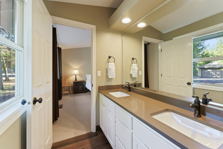 Interior 2, Bright Retreat Hot Tub Plus Sharc Access, Deschutes
