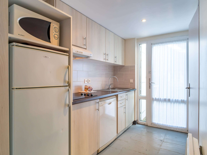 Private kitchen 2, Coastal Apartment With Heated Pool, Morbihan
