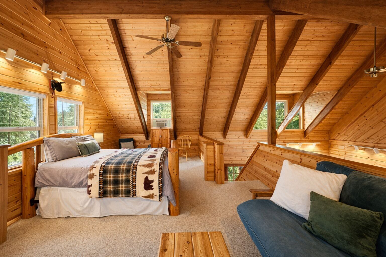 Room 5, Chipmunk Lodge 2 Bedroom Home by NW Comfy Cabins by RedAwning, Chelan