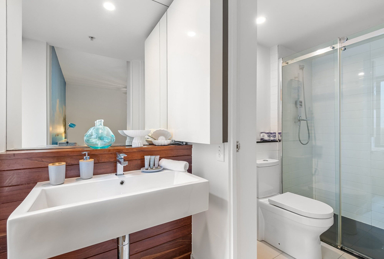 Bathroom 3, Sleek & Central 2-Bed Apartment in Melbourne, Melbourne